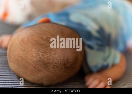 Das Neugeborene Mädchen lächelt und schaut in die Kamera Stockfoto