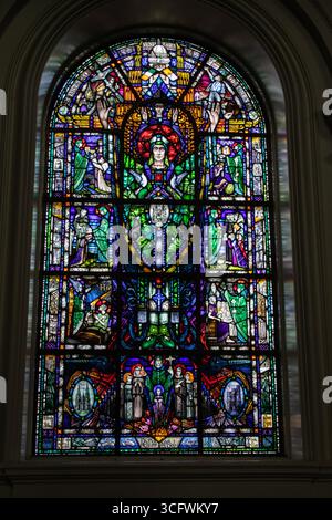St. Patrick Buntglasfenster an der Kirche der Heiligen Peter und Paul, einer katholischen Pfarrkirche in Athlone, County Westmeath, Irland Stockfoto