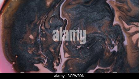 Marmorwelle. Blasen im Hintergrund. Unschärfe Rosa schwarze Bronze Pigment Acryl Nassemulsion Tropfen kreist auf kreativer Kunst Abstraktion. Stockfoto