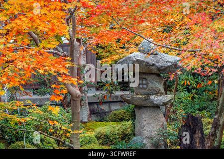 Malerischer Blick auf den Enko-JI-Tempel mit wunderschönem Laub im Herbst in Kyoto, Japan Stockfoto