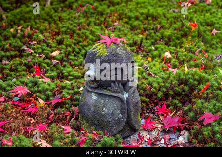 Malerischer Blick auf den Enko-JI-Tempel mit wunderschönem Laub im Herbst in Kyoto, Japan Stockfoto