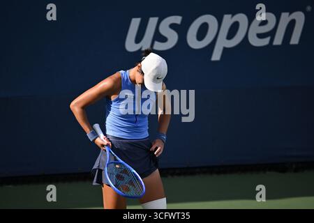 New York, USA. August 2025. Wang Xiyu aus China reagierte beim ersten Spiel der Frauen gegen Jelena Ostapenko aus Lettland bei den US Open-Tennismeisterschaften 2025 in New York, USA, am 24. August 2025. Quelle: Li Rui/Xinhua/Alamy Live News Stockfoto