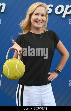 New York, USA. August 2025. Angela Kinsey nimmt an der Eröffnungsnacht der USTA Foundation im Billie Jean King National Tennis Center im Flushing Meadow-Corona Park, im Queens Borough von New York, NY, am 24. August 2025 Teil. (Foto: Anthony Behar/SipaUSA) Credit: SIPA USA/Alamy Live News Stockfoto