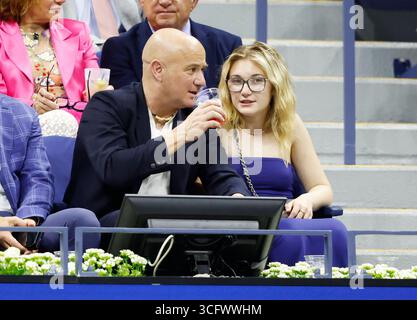 New York, Usa. August 2025. Andre Agassi und seine Tochter Jaz Elle Agassi schauen sich Tennis im Arthur Ashe Stadium an, während der US Open Tennis Championship 2025 im USTA Billie Jean King National Tennis Center in New York City am Sonntag, den 24. August 2025. Foto: John Angelillo/UPI Credit: UPI/Alamy Live News Stockfoto