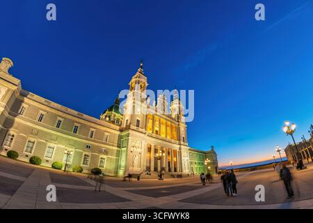 Madrid Spanien, nächtliche Skyline der Stadt an der Kathedrale von Almudena Stockfoto