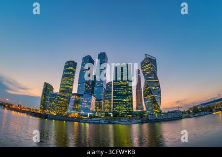 Moskau Russland, Skyline der Stadt bei Sonnenuntergang im Geschäftszentrum und am Fluss Moskau Stockfoto