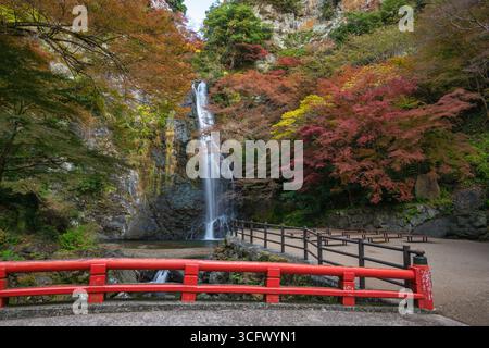 Osaka Japan, Minoh Falls und Takimibashi Bridge in der Herbstsaison Stockfoto