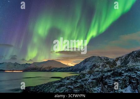 Tromso Norwegen, aurora borealis Nordlichter Winterlandschaft in Rorvikneset Sommaroy Stockfoto