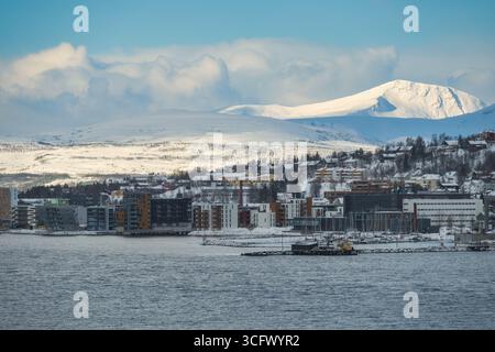 Tromso Norwegen, die Skyline der Stadt im Hafen von Sentrum im Winter Stockfoto
