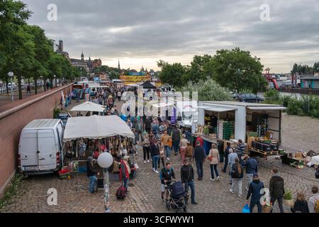 Hamburg, Deutschland - 17. Juli 2022: City Skyline am berühmten Hamburger Fischmarkt Stockfoto