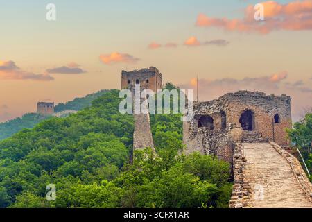 Simatai Chinesische Mauer in Peking, China bei Sonnenuntergang Stockfoto