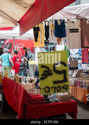 Cremona, Italien - 23. August 2025 geschäftige Outdoor-Marktszene in Cremona Lombardei Italien mit erschwinglichen Waren und lokalen Käufern unter bunten Farben Stockfoto