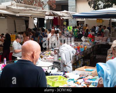 Cremona, Italien - 23. August 2025 geschäftiger Outdoor-Markt in Cremona Lombardei Italien, auf dem verschiedene Stände und Käufer in lebhafter Atmosphäre präsentiert werden Stockfoto