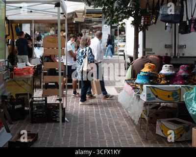 Cremona, Italien - 23. August 2025 geschäftige Straßenmarktszene im historischen italienischen Stadtteil mit verschiedenen Leuten, die an verschiedenen Ständen in Laden stöbern Stockfoto