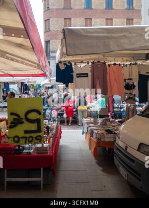 Cremona, Italien - 23. August 2025 lebendige Straßenmarktszene im Herzen der Cremona Lombardei Italien mit farbenfrohen Verkaufsständen und geschäftigen Einkaufsmöglichkeiten Stockfoto
