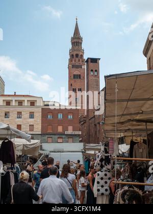 Cremona, Italien - 23. August 2025 geschäftige Freiluftmarktszene im historischen Herzen der Cremona Lombardei Italien mit dem berühmten Glockenturm der Kathedrale Stockfoto