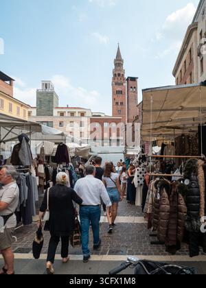 Cremona, Italien - 23. August 2025 geschäftige Outdoor-Marktszene in Cremona, Italien, mit lokalen Käufern und Händlern mit historischem Architekturbüro Visibl Stockfoto