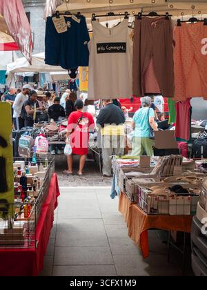 Cremona, Italien - 23. August 2025 geschäftige Outdoor-Marktszene in Italien mit vielfältigen Merchandise und Shoppern inmitten lebendiger kommerzieller Aktivitäten Stockfoto