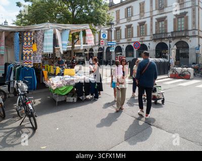 Cremona, Italien - 23. August 2025 geschäftige Outdoor-Marktszene in Cremona Lombardei Italien mit farbenfrohen Verkaufsständen und Fußgängern, die das lebhafte Atmo genießen Stockfoto