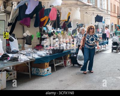 Cremona, Italien - 23. August 2025 geschäftige Outdoor-Marktszene in Cremona Italien, die farbenfrohe Kleidung und Accessoires präsentiert und attraktive Loc anzieht Stockfoto
