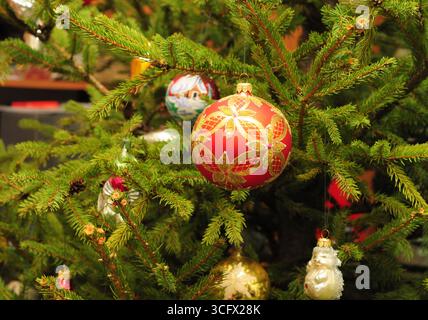 Frohe Weihnachten Bunte Kugeln auf dem immergrünen Baum als Hintergrund für Feiertage. Vintage Christmas Decoration - Weihnachtskugeln Stockfoto