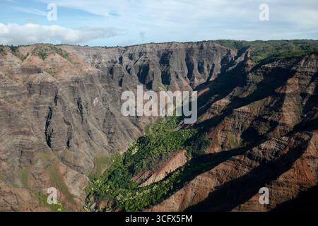 Blick auf den Waimea Canyon auf Kauai aus einem Hubschrauber Stockfoto