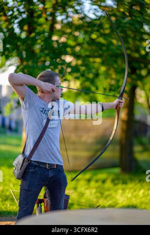 Junger Mann, der am 14. Mai 2025 im Belgrader Festungspark Kalemegdan in Belgrad, Serbien, Bogenschießen im Freien übte, fokussiert auf das Ziel mit einem Bogen Stockfoto