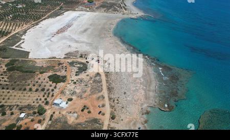 Drohnenansicht der abgelegenen Küstensiedlung Xerokampos in Sitia, Lasithi, Insel Kreta, Griechenland. Stockfoto