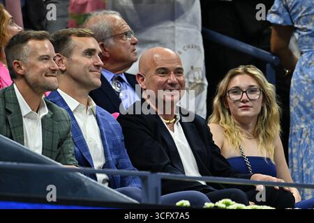 New York, USA. August 2025. Andre Agassi (2. R) beobachtet das erste Rundenspiel der Männer zwischen Novak Djokovic aus Serbien und Learner Tien aus den Vereinigten Staaten bei den US Open-Tennismeisterschaften 2025 in New York, USA, am 24. August 2025. Quelle: Li Rui/Xinhua/Alamy Live News Stockfoto