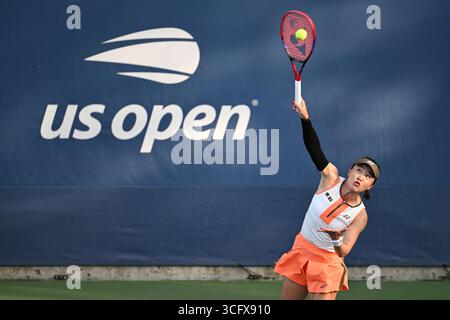 New York, USA. August 2025. Zhu Lin aus China spielt im Einzel-Spiel der Frauen in der ersten Runde gegen Anastasia Potapova aus Russland bei den US Open-Tennismeisterschaften 2025 in New York, USA, am 24. August 2025. Quelle: Li Rui/Xinhua/Alamy Live News Stockfoto