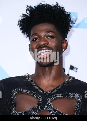 (DATEI) Lil NAS X wegen Batterie eines Polizisten verhaftet, wegen möglicher Überdosis ins Krankenhaus eingeliefert. Der Grammy-Preisträger Lil NAS X, dessen rechtlicher Name Montero Lamar Hill ist, wurde am frühen Donnerstagmorgen, dem 21. August 2025, in Studio City, Los Angeles, Kalifornien am Ventura Boulevard gefunden. NEWARK, NEW JERSEY, USA - 28. AUGUST: Der amerikanische Sänger, Rapper und Songwriter Lil NAS X (Montero Lamar Hill), Gewinner des Best Collaboration Award für „Industry Baby“ posiert im Presseraum der MTV Video Music Awards 2022 im Prudential Center o Stockfoto
