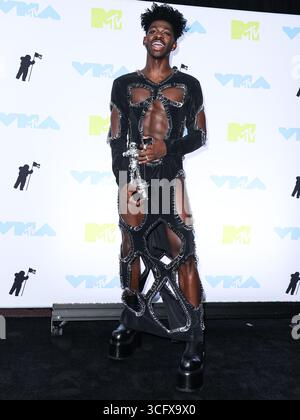 (DATEI) Lil NAS X wegen Batterie eines Polizisten verhaftet, wegen möglicher Überdosis ins Krankenhaus eingeliefert. Der Grammy-Preisträger Lil NAS X, dessen rechtlicher Name Montero Lamar Hill ist, wurde am frühen Donnerstagmorgen, dem 21. August 2025, in Studio City, Los Angeles, Kalifornien am Ventura Boulevard gefunden. NEWARK, NEW JERSEY, USA - 28. AUGUST: Der amerikanische Sänger, Rapper und Songwriter Lil NAS X (Montero Lamar Hill), Gewinner des Best Collaboration Award für „Industry Baby“ posiert im Presseraum der MTV Video Music Awards 2022 im Prudential Center o Stockfoto
