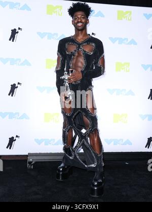 (DATEI) Lil NAS X wegen Batterie eines Polizisten verhaftet, wegen möglicher Überdosis ins Krankenhaus eingeliefert. Der Grammy-Preisträger Lil NAS X, dessen rechtlicher Name Montero Lamar Hill ist, wurde am frühen Donnerstagmorgen, dem 21. August 2025, in Studio City, Los Angeles, Kalifornien am Ventura Boulevard gefunden. NEWARK, NEW JERSEY, USA - 28. AUGUST: Der amerikanische Sänger, Rapper und Songwriter Lil NAS X (Montero Lamar Hill), Gewinner des Best Collaboration Award für „Industry Baby“ posiert im Presseraum der MTV Video Music Awards 2022 im Prudential Center o Stockfoto