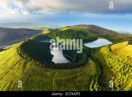 Luftaufnahme der schönen Lagune in der Azoren. Drone Querformat mit Linien und Texturen im Hintergrund. Blick von oben auf die vulkanischen Krater, zu Stockfoto