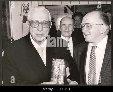 Der Kölner FDP-Politiker Walter Rieger (l.) mit Rundschau-Karikaturist Alfred 'Aleks' Küßhauer - Walter Rieger (*1908 / + 1989) war in den Jahren 1957 und 1958 Regierungspräsident von Köln und von 1961 bis 1965 Mitglied des Bundestages Stockfoto