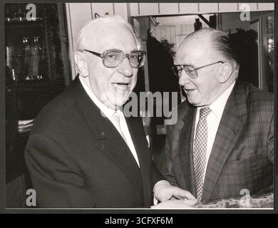 Der Kölner FDP-Politiker Walter Rieger (l.) mit Rundschau-Karikaturist Alfred 'Aleks' Küßhauer - Walter Rieger (*1908 / + 1989) war in den Jahren 1957 und 1958 Regierungspräsident von Köln und von 1961 bis 1965 Mitglied des Bundestages Stockfoto