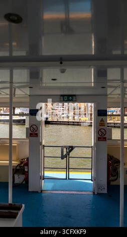 Öffnen Sie die Tür des Fährschiffes, um die Passagiere freizulegen, die am Pier warten, und schaffen Sie ein Gefühl der Vorfreude auf die bevorstehende Reise Stockfoto