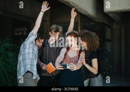 Eine Gruppe fröhlicher Studenten macht ein Selfie im Freien Stockfoto