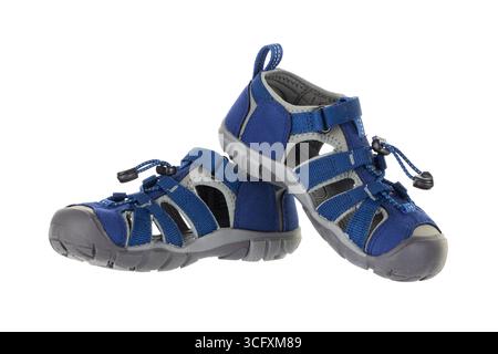 Ein Paar blaue Outdoor Adventure Sandalen mit Camo-Sohlen zum Wandern Stockfoto
