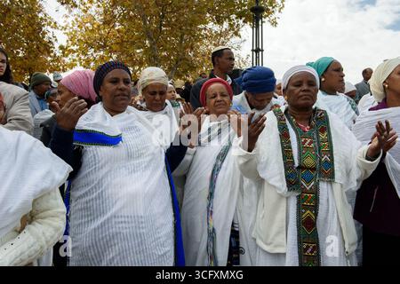 Jerusalem, Israel, 30. November 2016: Äthiopische Frauen in traditioneller Kleidung, Mitglieder der jüdischen Gemeinde Beta Israel, beten während der jährlichen Feier Stockfoto