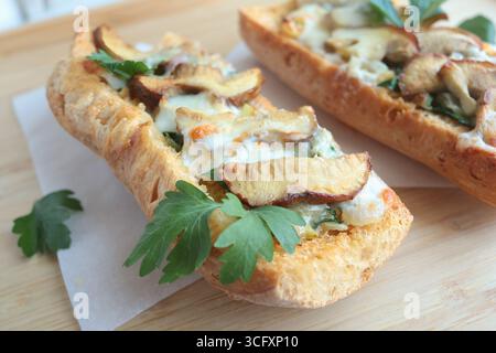 Crostini mit Steinpilzen und Käse. Lebensmittel und Qualitätsprodukte. Traditionelle italienische Küche. Stockfoto