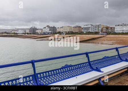 Eastbourne am Meer vom Pier mit blauen Geländern. Eastbourne, Großbritannien, 2. Juli 2024 Stockfoto