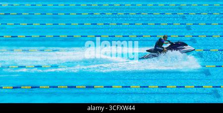 Wave Runner im Olympischen Pool â€” Profil Stockfoto