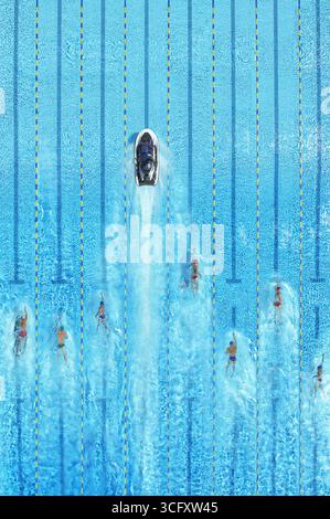 Wave Runner Racing Olympische Schwimmer im Olympischen Pool â€” Overhead Stockfoto
