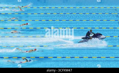 Wave Runner Racing Olympische Schwimmer im Olympischen Pool â€” Profil Stockfoto