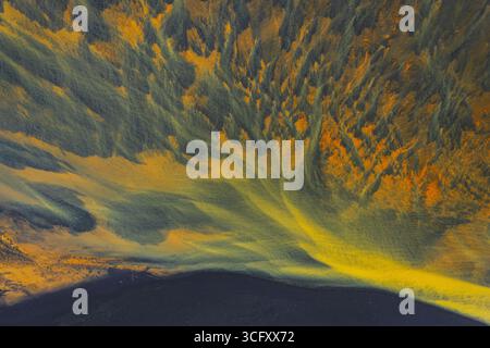 Aus der Vogelperspektive der geflochtenen Flüsse zeichnen einen lebhaften Teppich aus Ocker und Petrol über die isländische Landschaft und schaffen so eine außerirdische Szene der natürlichen Kunst, Island, Island. Stockfoto