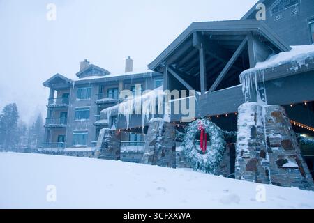 Dorfszene während des riesigen Sturms in Kirkwood, CA. Kirkwood, wurde 11 Meter hoch. Schnee in drei Tagen. Stockfoto