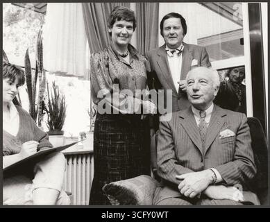 Köln - eine (verm.) Zeichenschülerin der Kölner Malakademie porträtiert den ehemaligen deutschen Bundespräsidenten Walter Scheel in Anwesenheit der Bundesministerin für Jugend, Familie und Gesundheit Rita Süssmuth und dem Leiter der Kölner Malschule, Prof. Jürgen Knabe - Foto vom 23.10.1985 Stockfoto