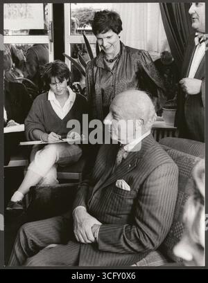 Köln - eine (verm.) Zeichenschülerin der Kölner Malakademie porträtiert den ehemaligen deutschen Bundespräsidenten Walter Scheel in Anwesenheit der Bundesministerin für Jugend, Familie und Gesundheit Rita Süssmuth und dem Leiter der Kölner Malschule, Prof. Jürgen Knabe - Foto vom 23.10.1985 Stockfoto