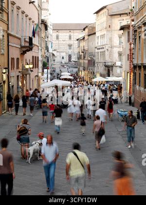 Am Abend spazieren die Einheimischen gerne durch Perugias Hauptroa Stockfoto